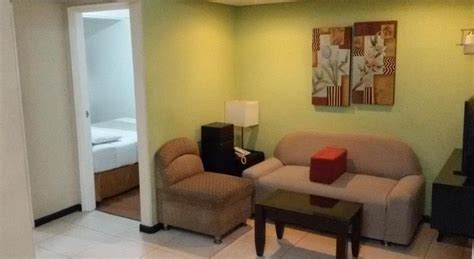 Rooms available at Ralph Anthony Suites .